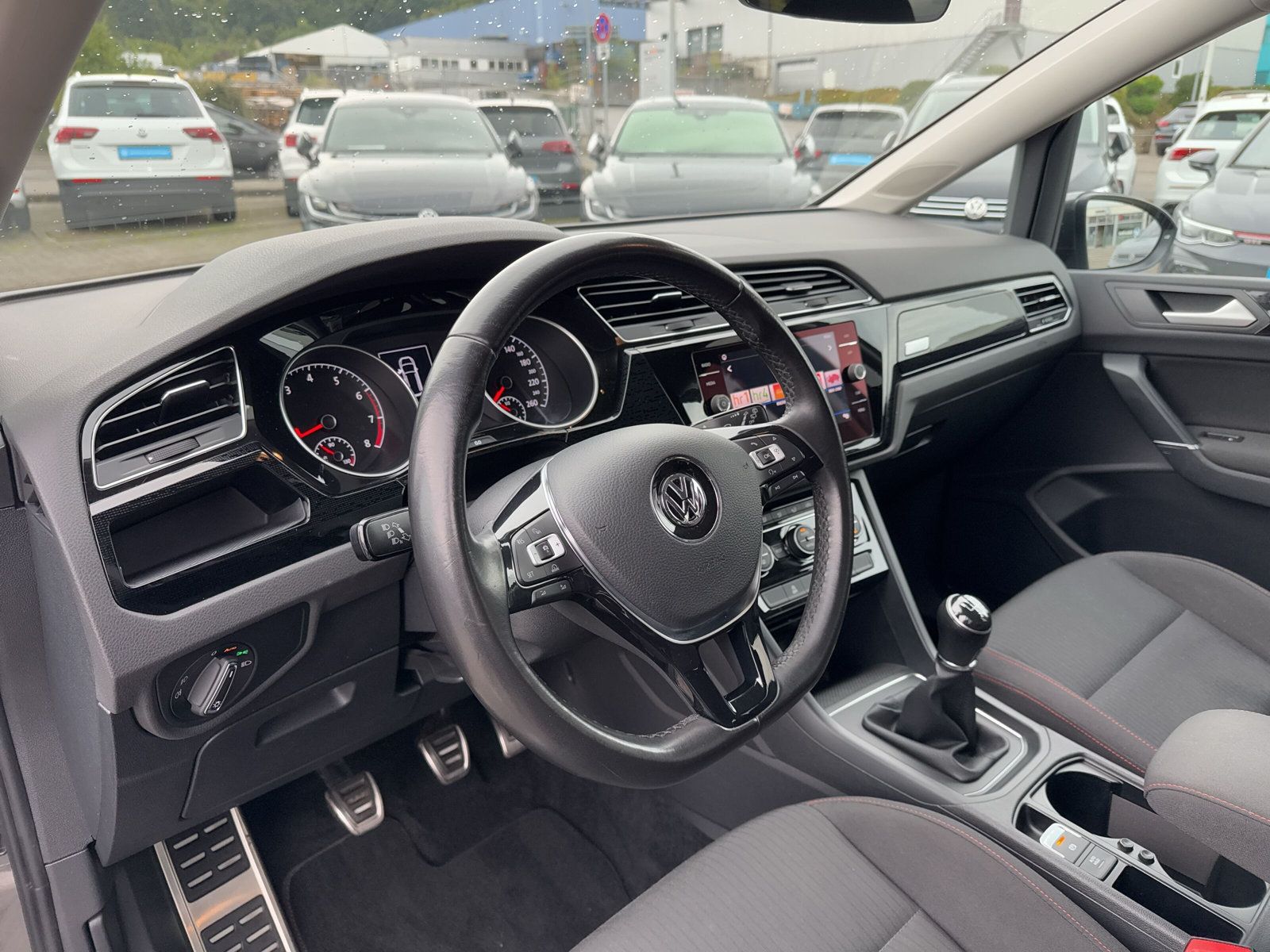 Fahrzeugabbildung Volkswagen Touran 1.2 TSI Sound 7-Sitzer LED APP