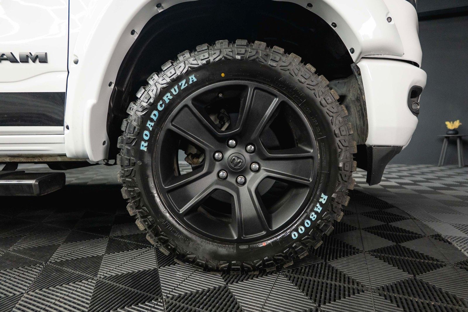 Fahrzeugabbildung Dodge RAM 5.7 V8 HEMI OFFROAD Night Limited 19% LED