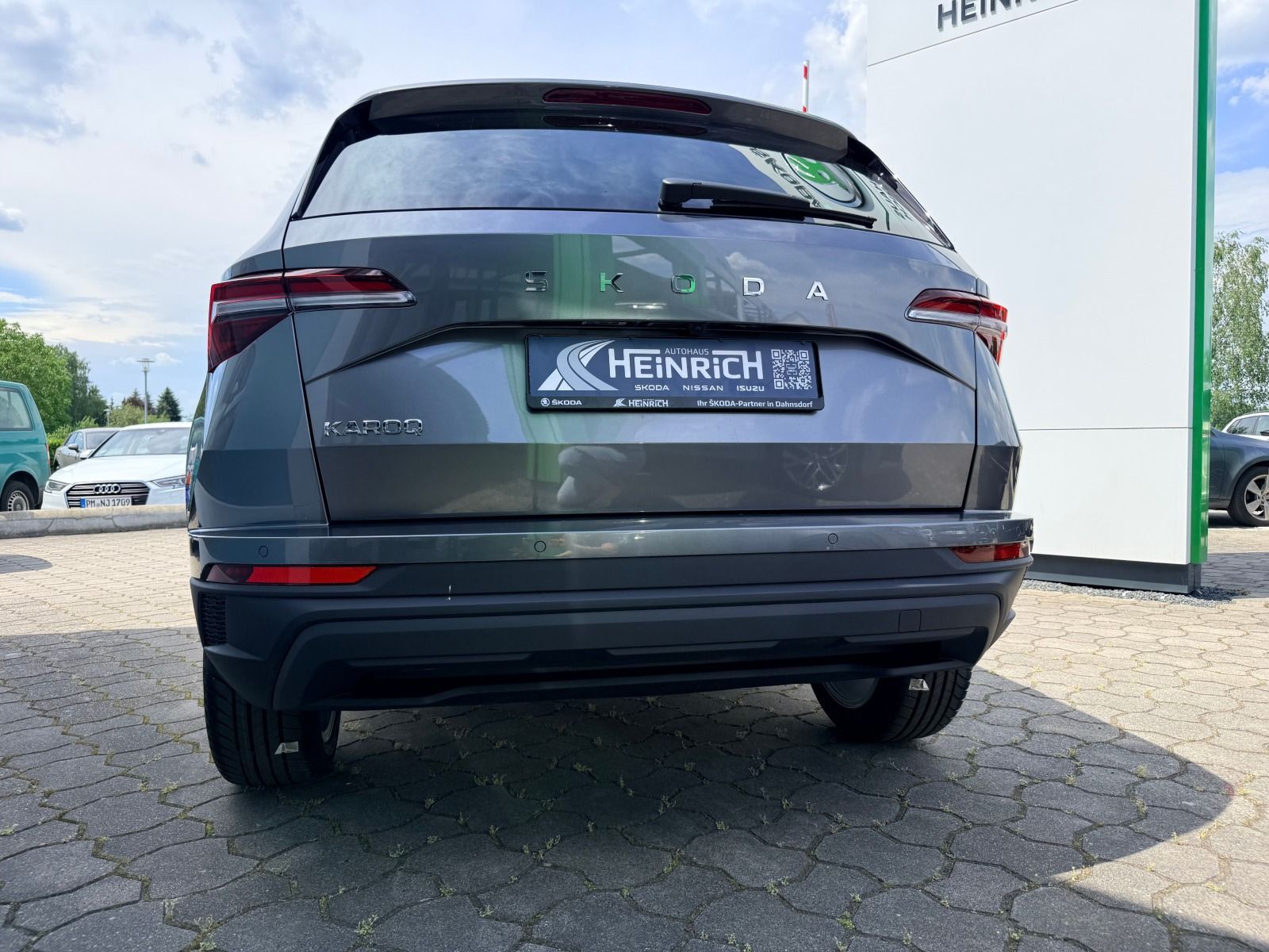 Fahrzeugabbildung SKODA Karoq Tour 1.5 TSI DSG*AHK*360°Cam*behFro*eHeck