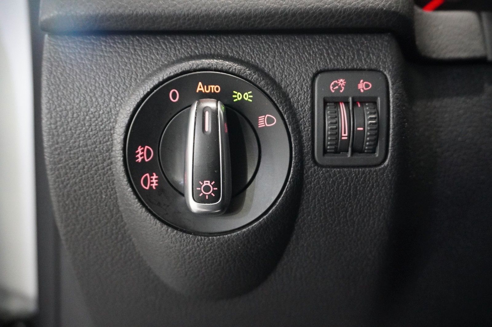 Fahrzeugabbildung Volkswagen Tiguan 2.0D LIFE KLIMA/SHZ/PDC/AUX/NEBEL