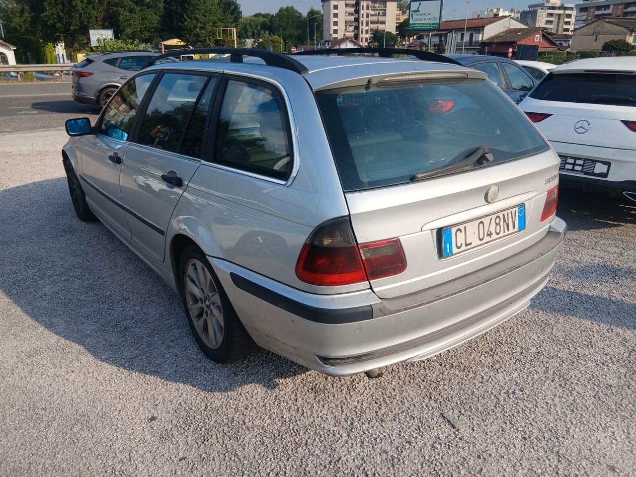 BMW 320 2004 — rear view