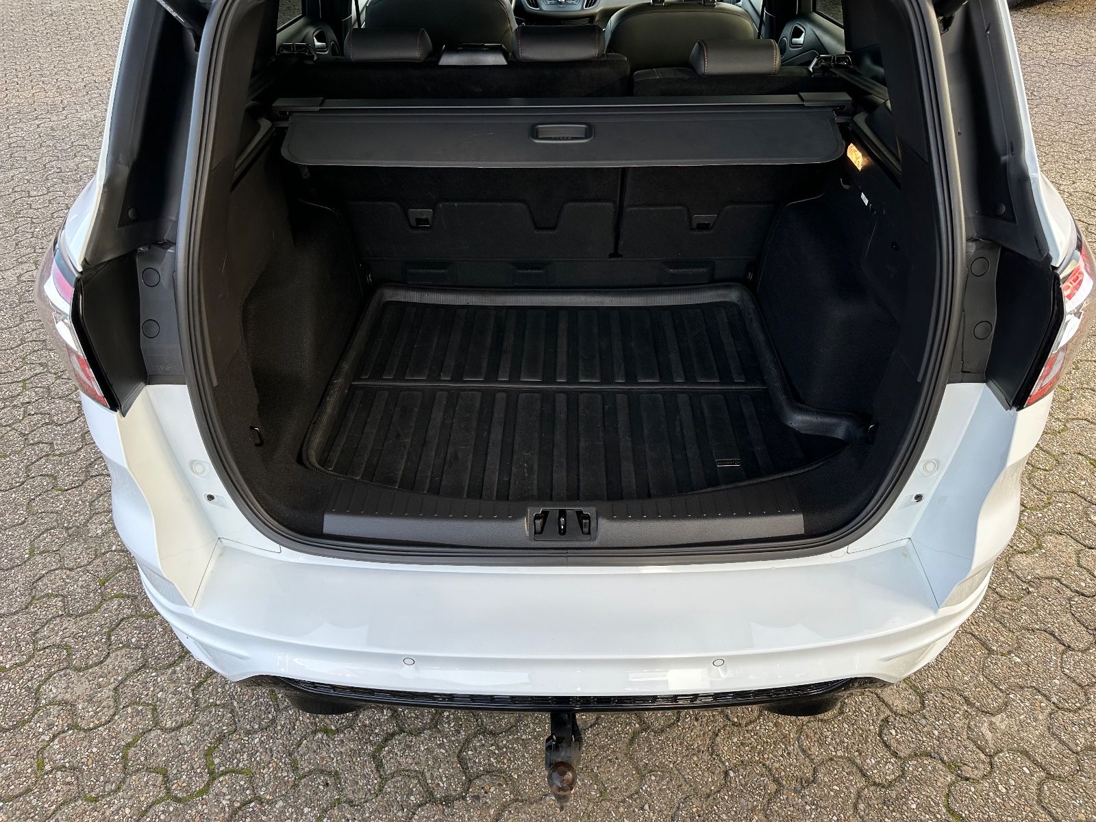 Fahrzeugabbildung Ford Kuga 2.0 TDCi 4x4 ST-Line AHK/Pano/Navi/Sound