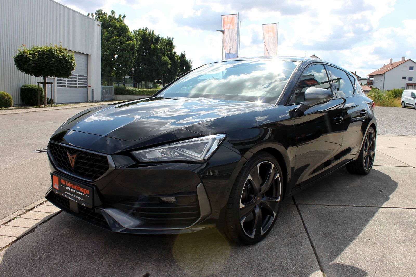 Fahrzeugabbildung CUPRA Leon VZ 2.0 TSI DSG ACC LED KAM PDC ESD PANO LHZ