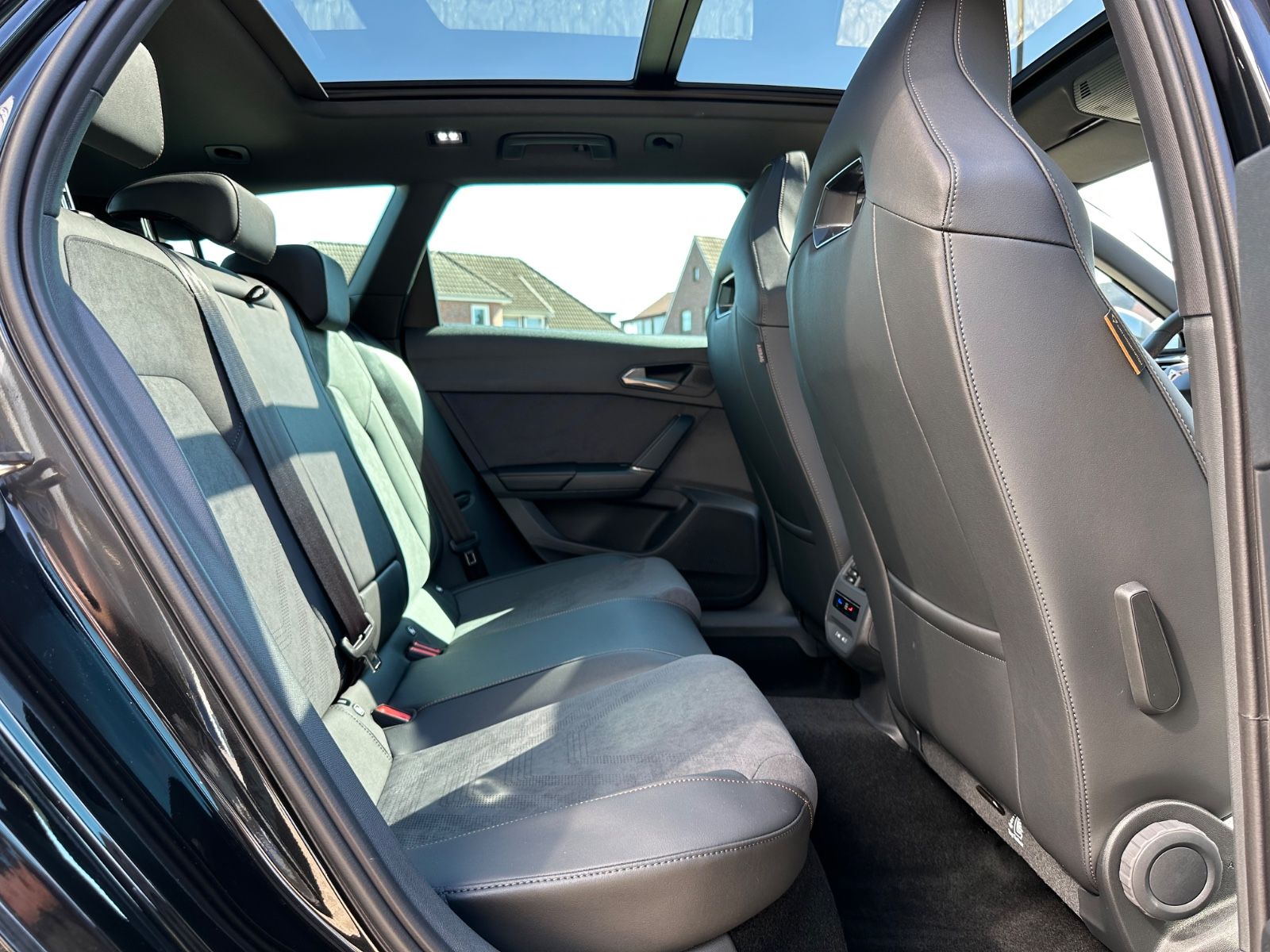 Fahrzeugabbildung CUPRA Leon ST 2.0 TSI 4Drive VZ Pano/AHK/Navi/ACC