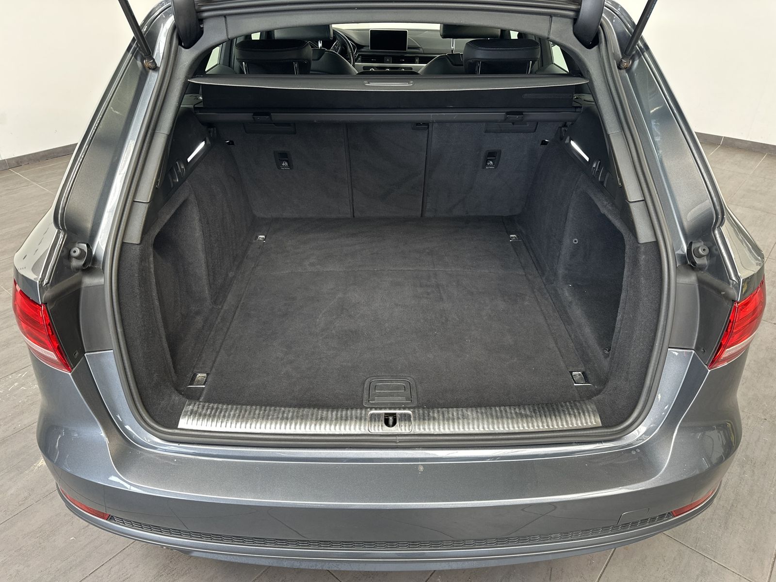 Fahrzeugabbildung Audi A4 Avant 2.0 TDI S-Line NAV+XEN+DIGDISPLAY+18ZO