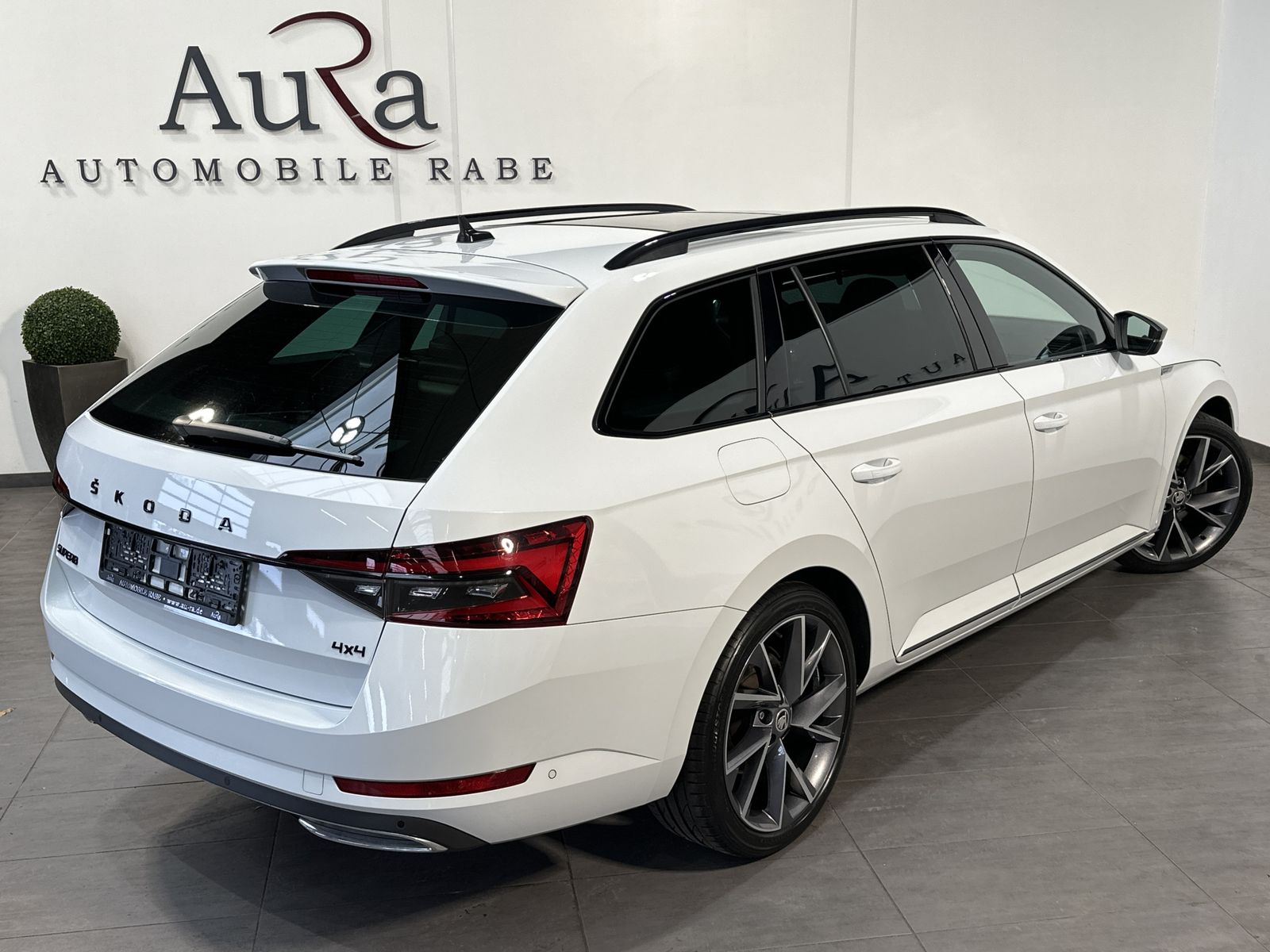 Fahrzeugabbildung SKODA Superb Combi Sportline 4x4 NAV+LED+PANO+360°+PLA