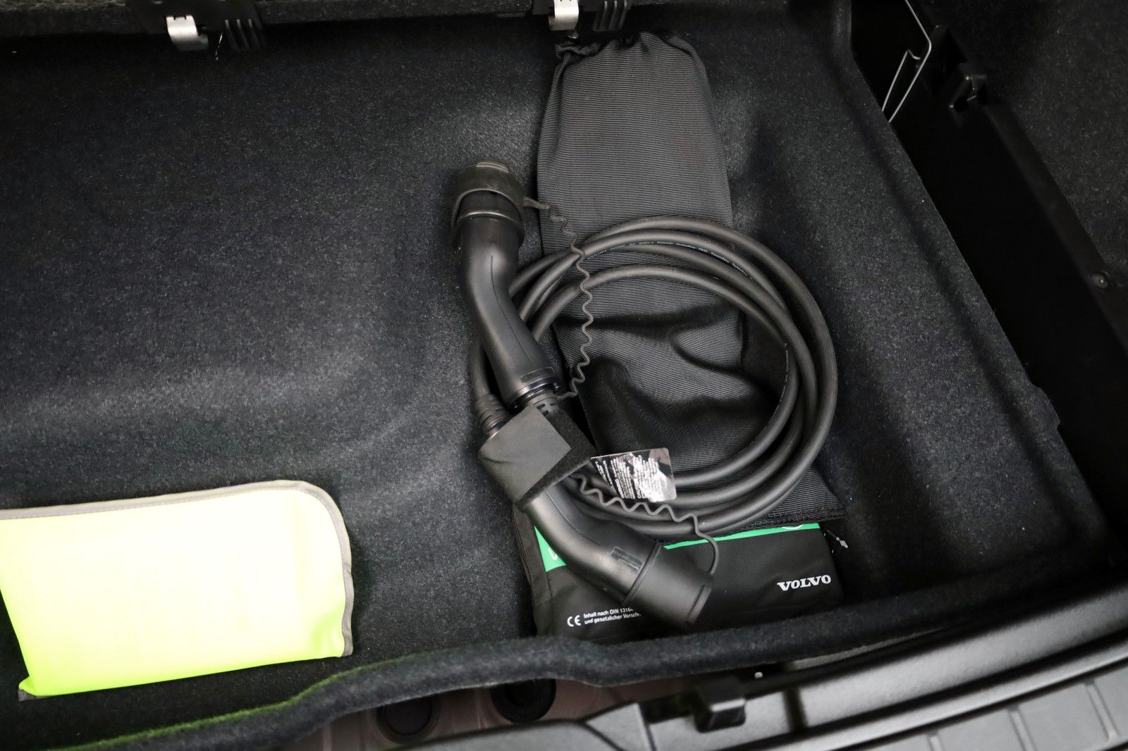 Fahrzeugabbildung Volvo XC40 Pro Twin P8 AWD,T.Leder,Navi,Panorama,AHK