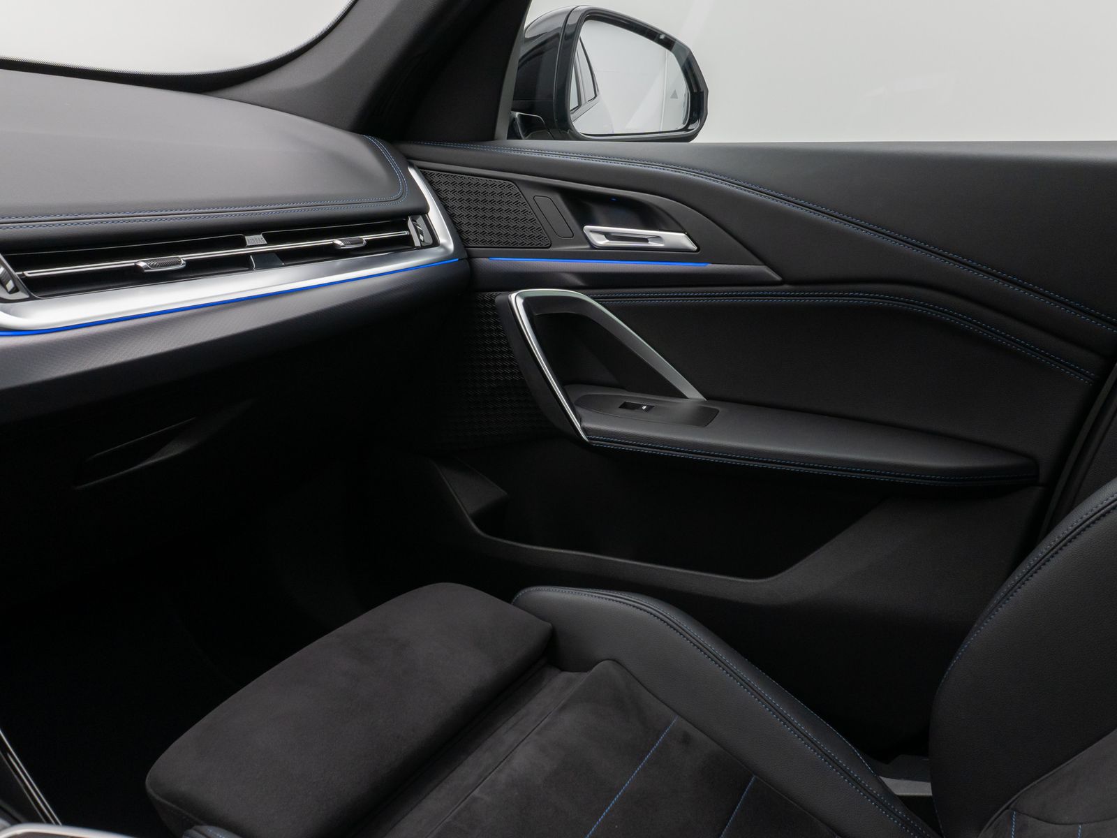 Fahrzeugabbildung BMW iX1 xD30 M Sport DAB Panorama Kamera Komfort 19"