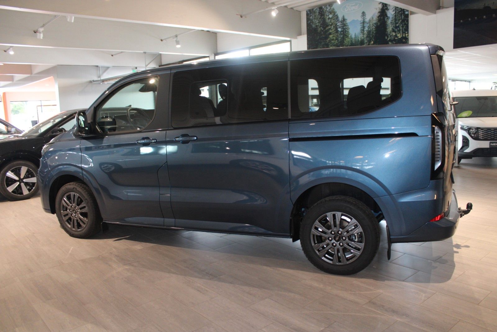 Fahrzeugabbildung Ford Tourneo Custom L1 Titanium 8-Sitze LED NAVI AHK