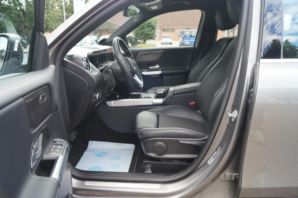 Mercedes-Benz GLB 220