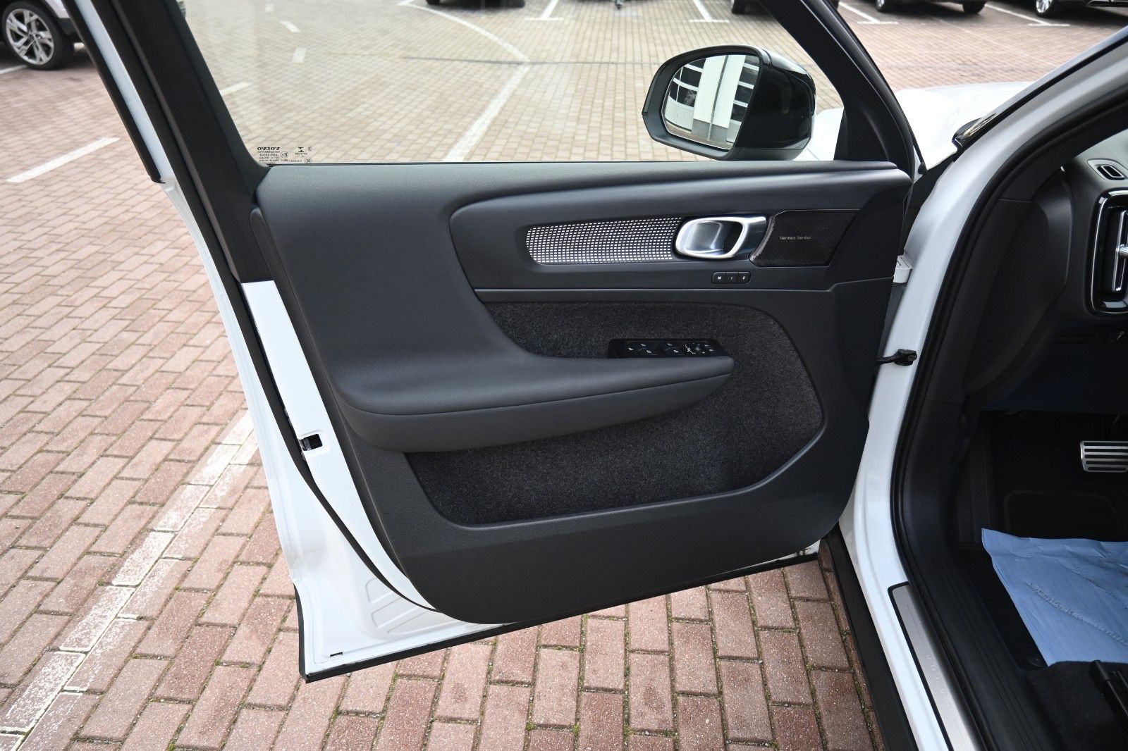 Fahrzeugabbildung Volvo XC40 T3 R Design *PANO*RFK*H&K*Leder*