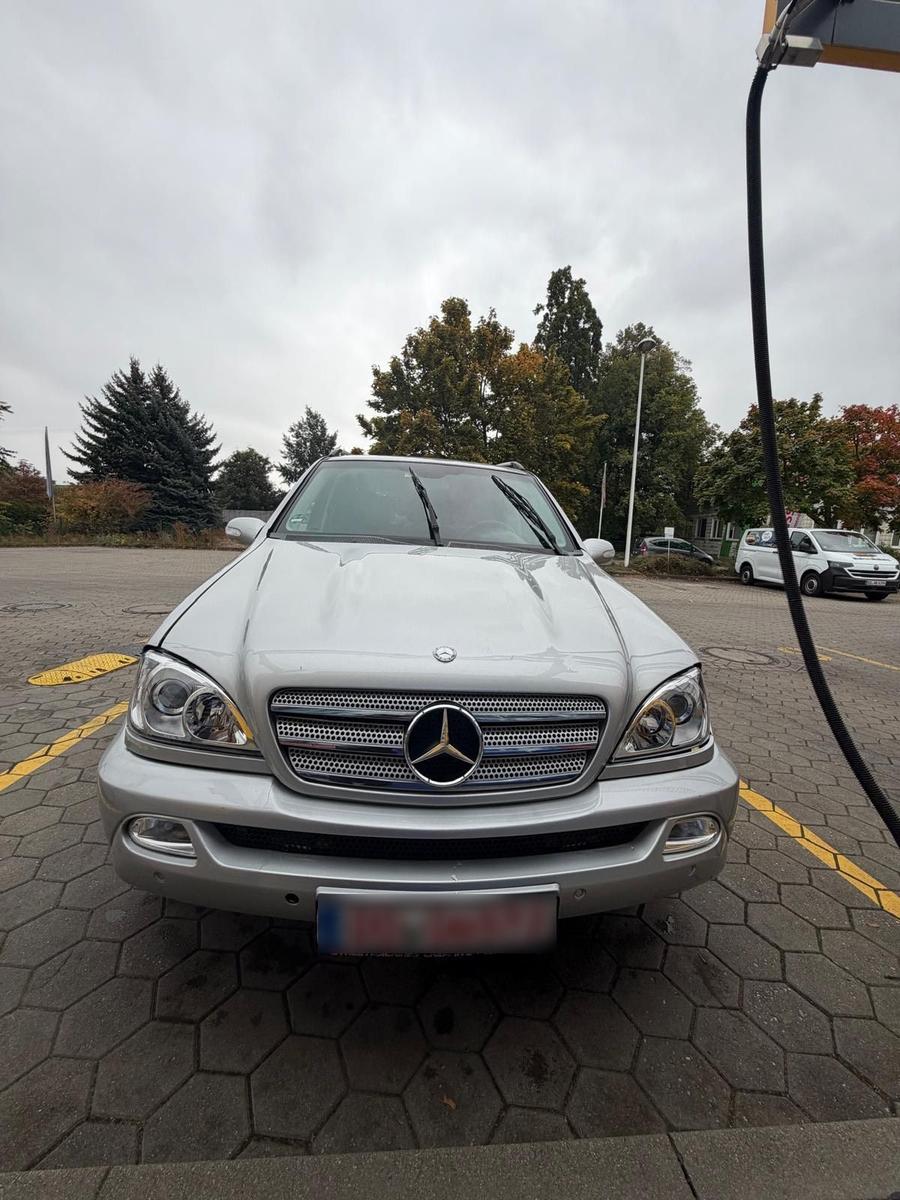 Mercedes-Benz ML270 2005 — rear view