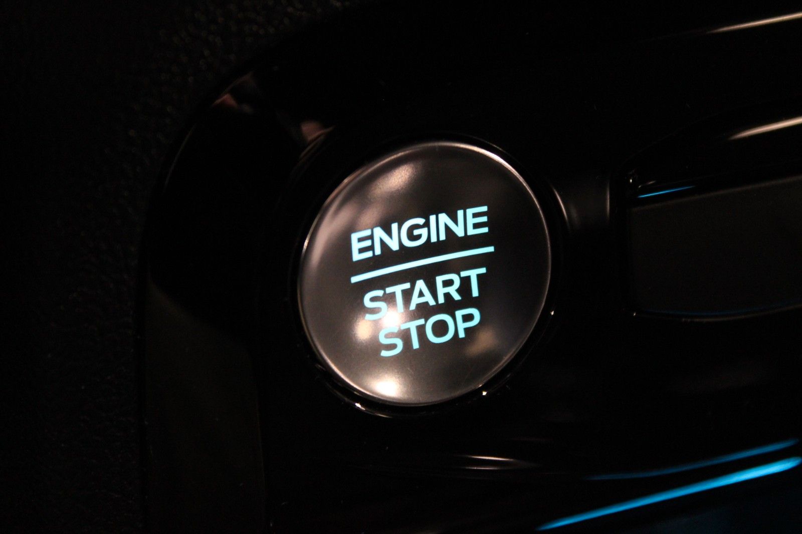 Fahrzeugabbildung Ford Kuga ST-Line LED NAVI HUD CAM WinterPaket uvm.