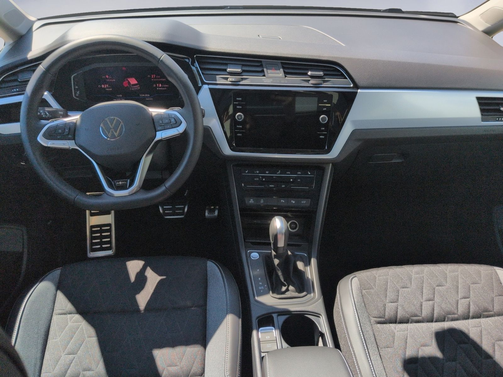 Touran 1.5 TSI DSG R line PANO+RFK+7SITZE+AHK+