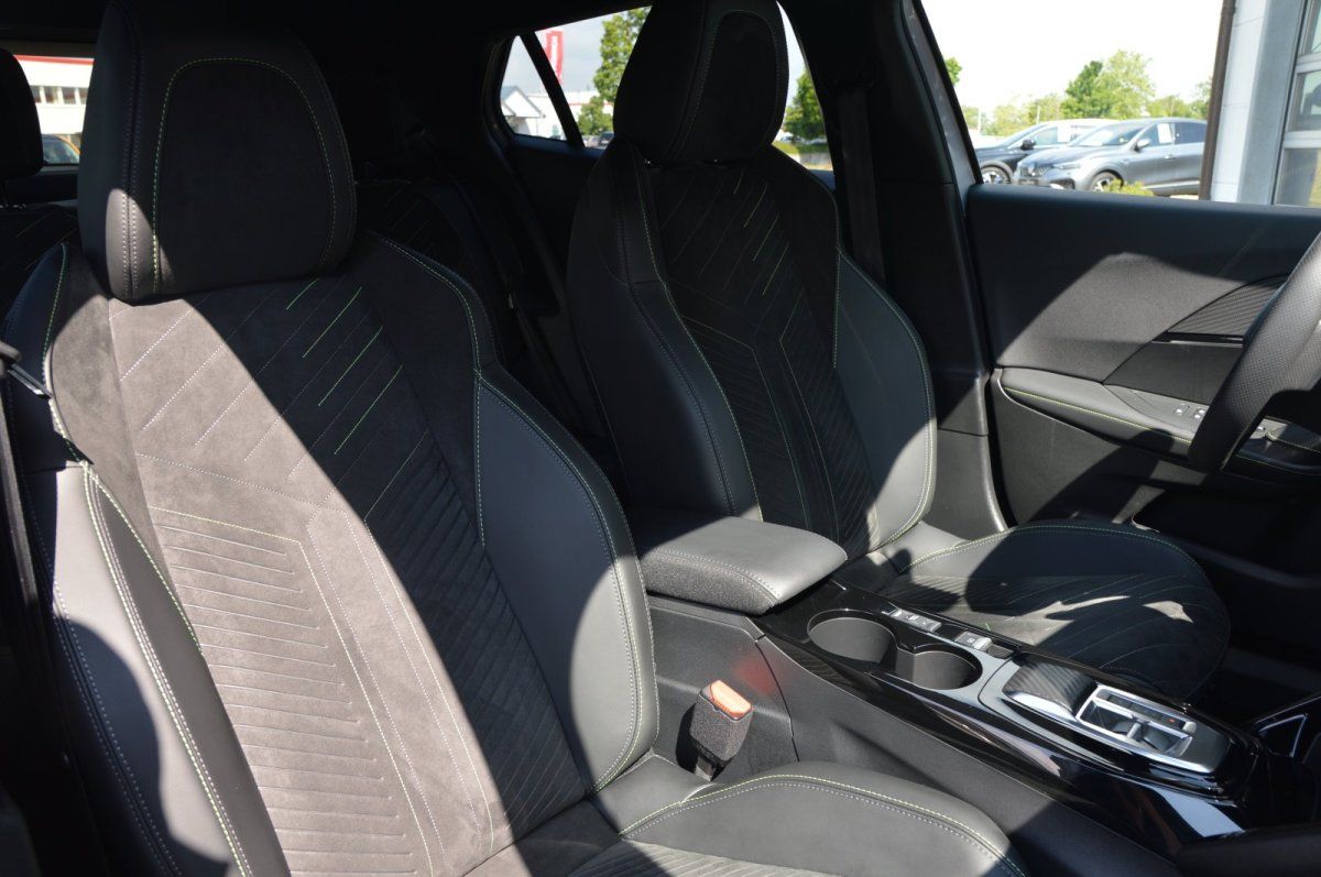 Fahrzeugabbildung Peugeot 2008   GT LED Shz Navi Alu