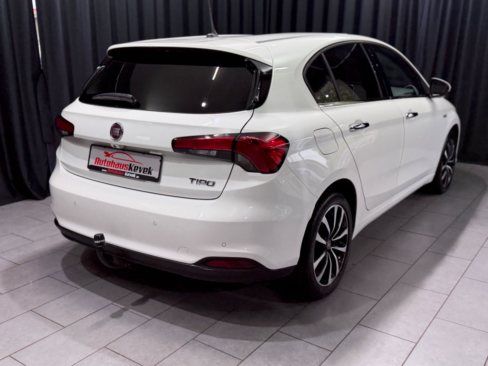 Fahrzeugabbildung Fiat Tipo Lounge |AHK|RF-CAM|LED|LEDER|NAVI