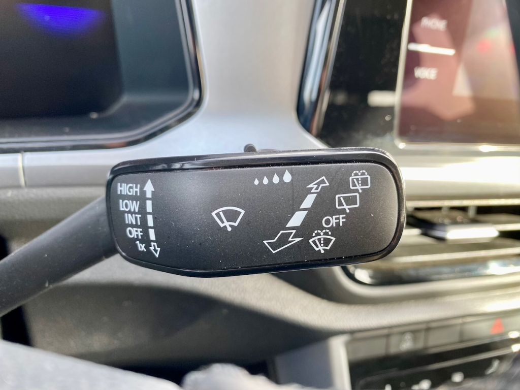 Fahrzeugabbildung Volkswagen T-Roc 1.0 AAC KLIMAAUT SHZ NAVI CARPLAY GJR