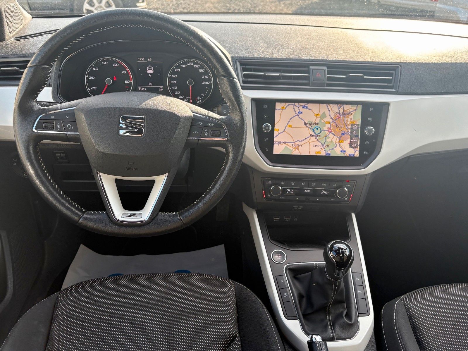 Fahrzeugabbildung SEAT Arona 1.0 Xcellence 85kW Navi SHZ PDC 1.HAND