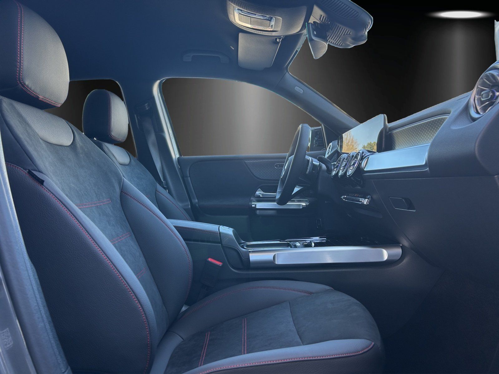 Fahrzeugabbildung Mercedes-Benz GLB 200 AMG 360° AHK KeyGo DISTRONIC Multibeam