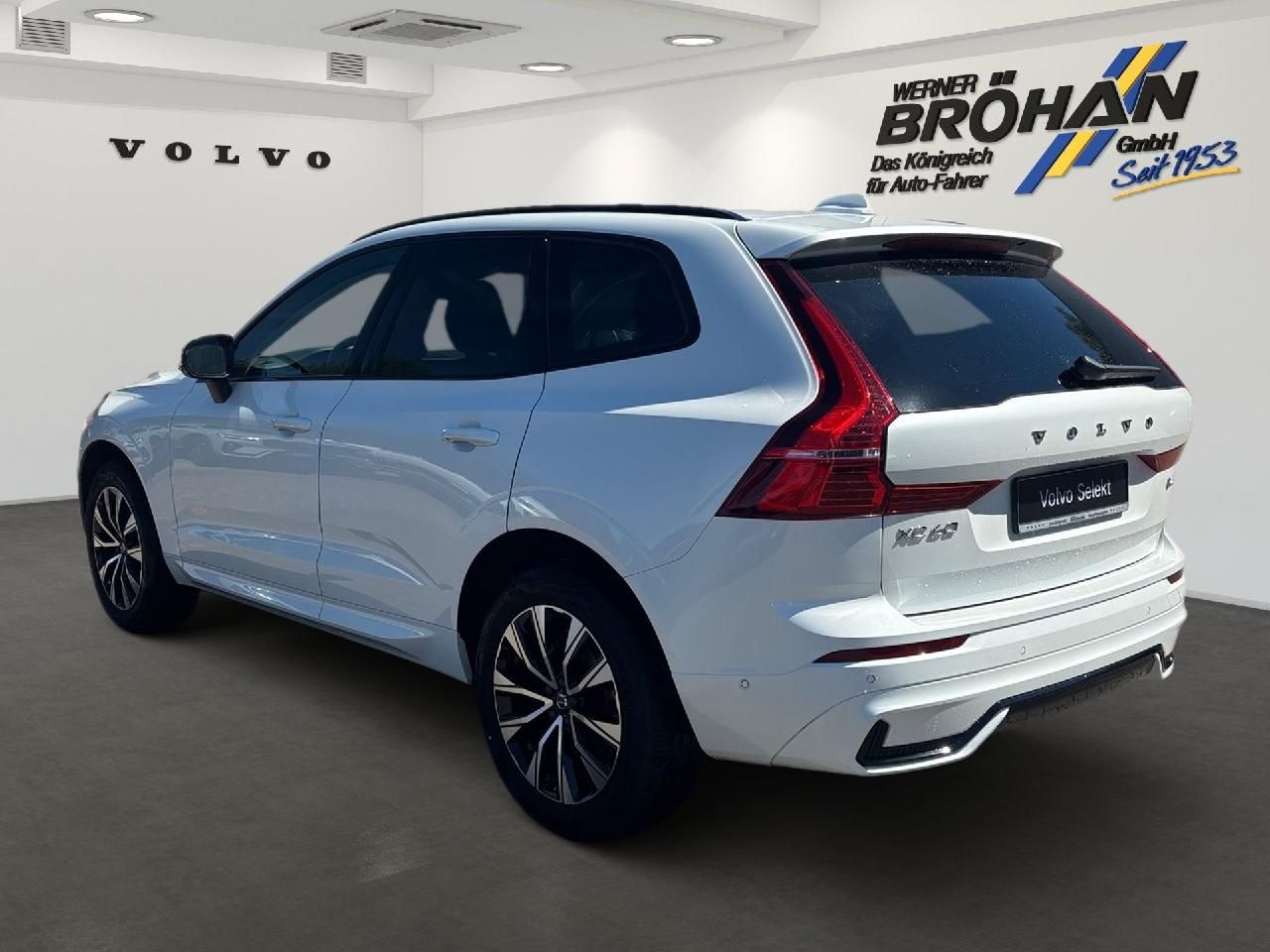 Fahrzeugabbildung Volvo XC60 B4 Benzin Plus Dark 2WD