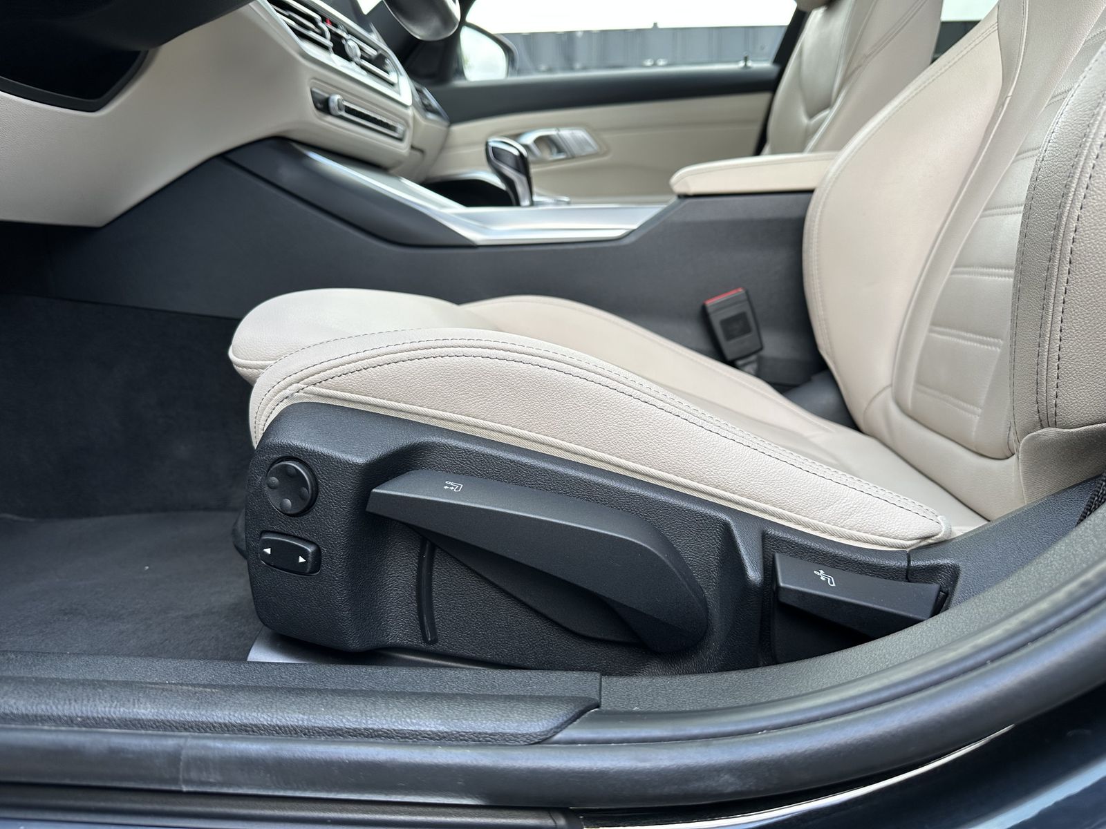 Fahrzeugabbildung BMW 330d Touring M-Sport NAV+LASER+ACC+HUD+PANO+19ZO