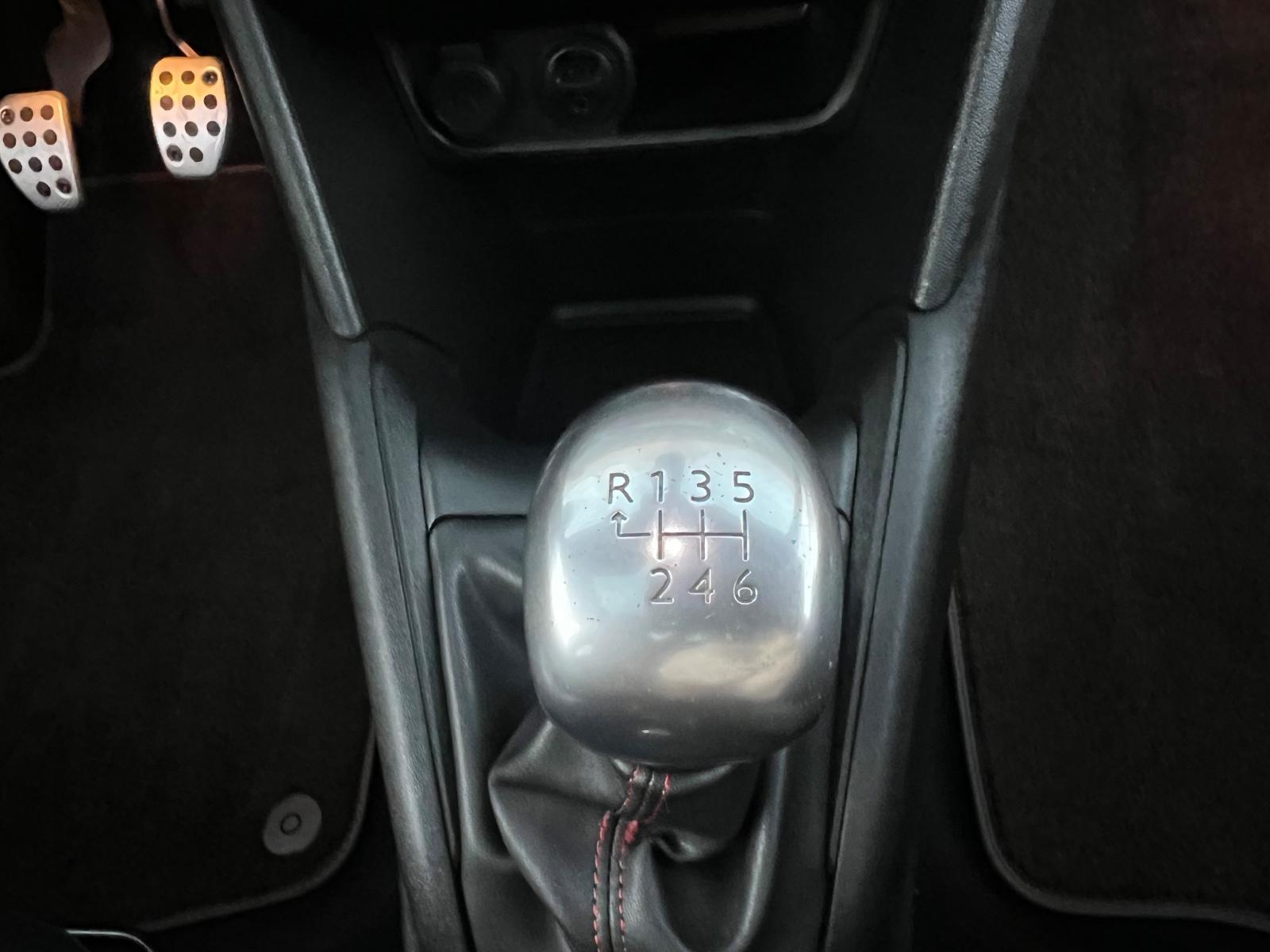 Peugeot 208 GTi*1.Hand*LED*Pano*Navi*Shz*Leder*Scheckh.*