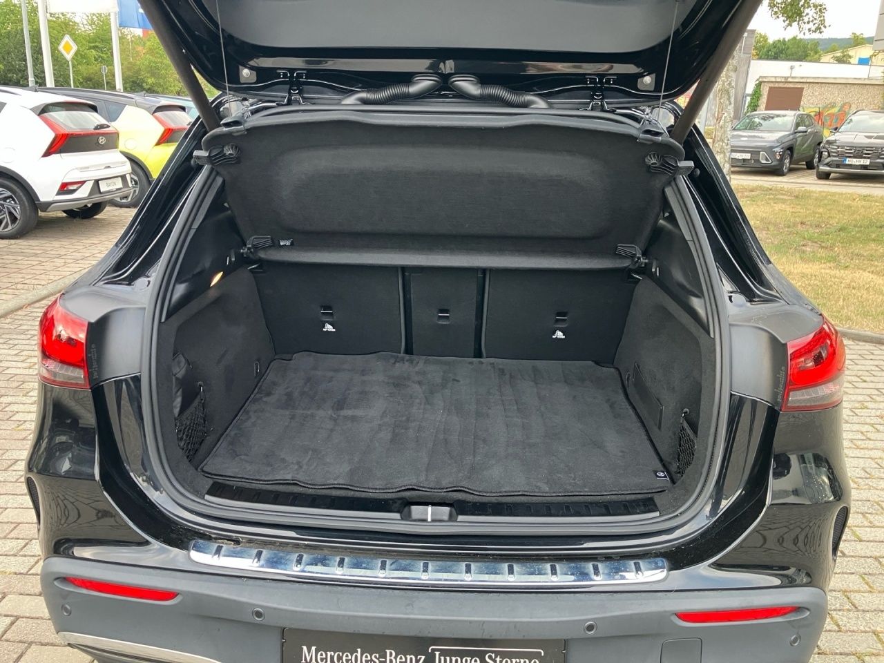 Fahrzeugabbildung Mercedes-Benz EQA 350 4M BONUS+AMG+AHK+PANO+BUR+MEM+360+DISTR+