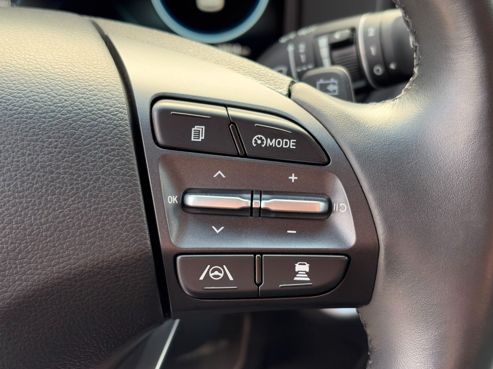 Fahrzeugabbildung Hyundai KONA E Select LKA ACC PDC SHZ LHZ CarPlay Navi