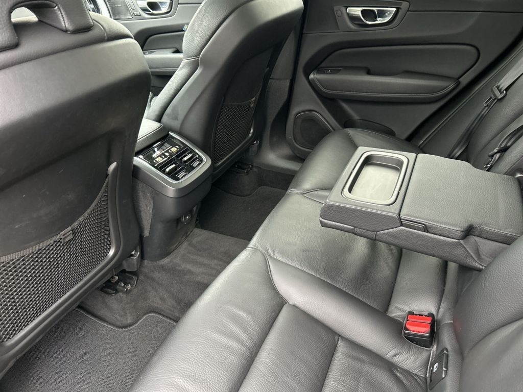 Fahrzeugabbildung Volvo XC60  B4  DIESEL  FWD  AT  MOMENTUM PRO