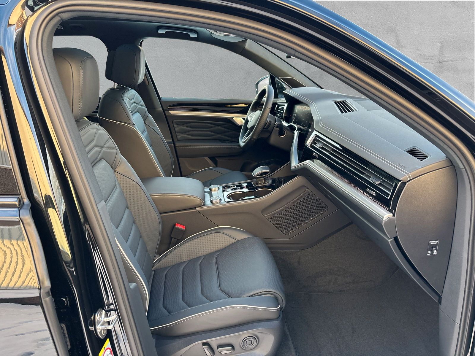 Fahrzeugabbildung Volkswagen Touareg R-Line 4Mot. FinalEditon Pano HuD AHK