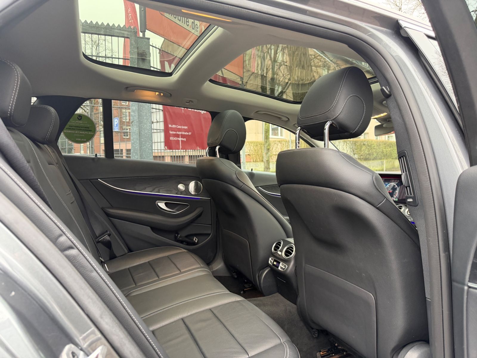 Fahrzeugabbildung Mercedes-Benz E 220d T BURMESTER*PANO*LEDER*ACC*MUTLIBEAM*LED