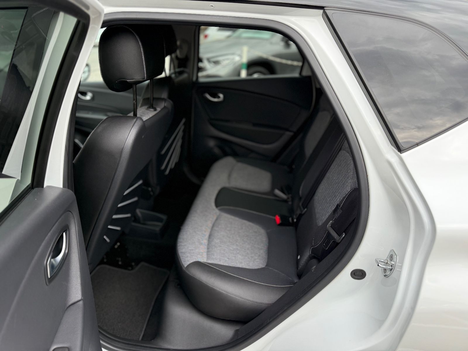Fahrzeugabbildung Renault Captur Intens NAVI LED AHK TEMPOMAT KAMERA