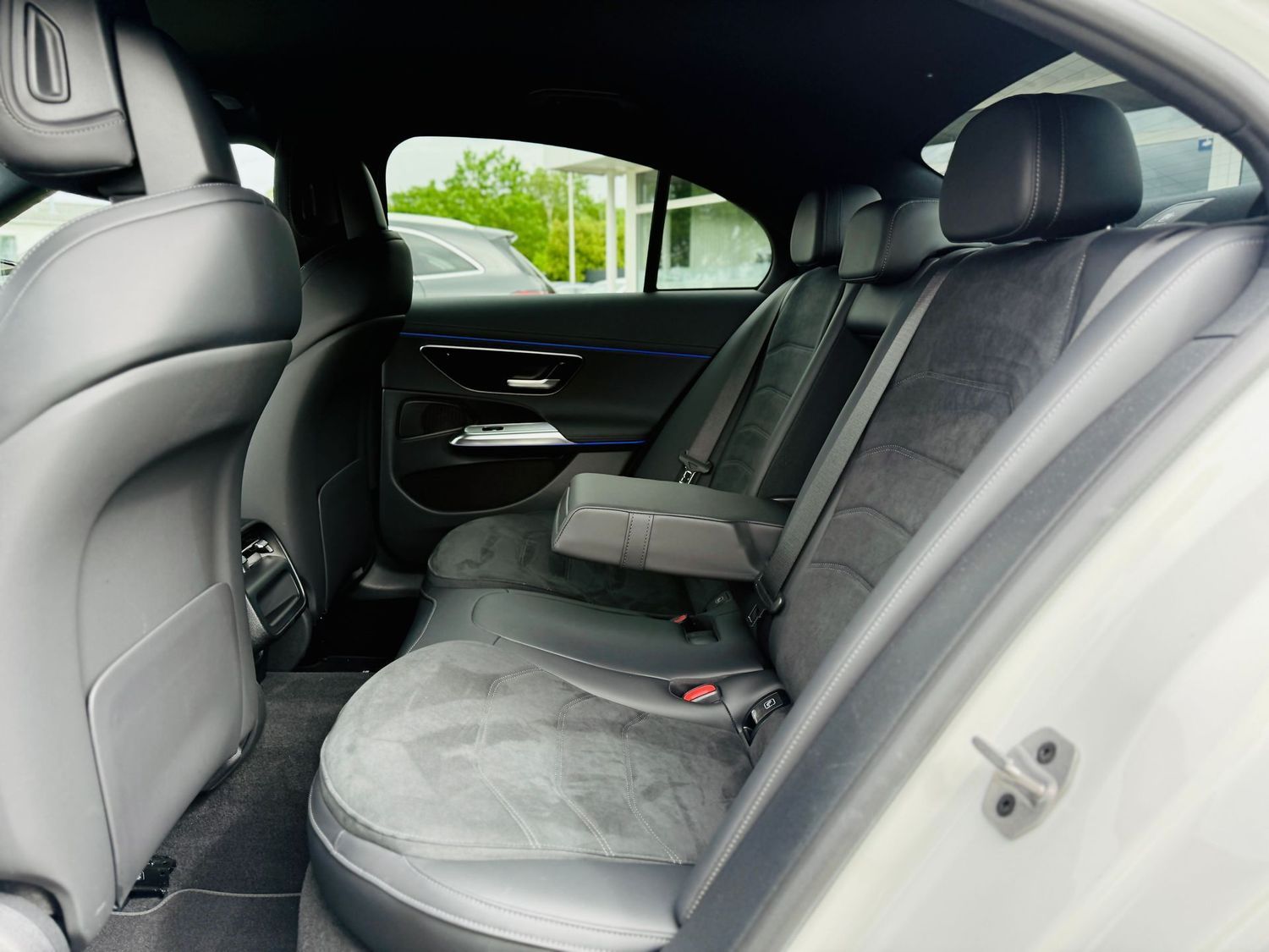 Fahrzeugabbildung Mercedes-Benz E 220 d AMG & NIGHT Paket, Distronic, Totw, LED,