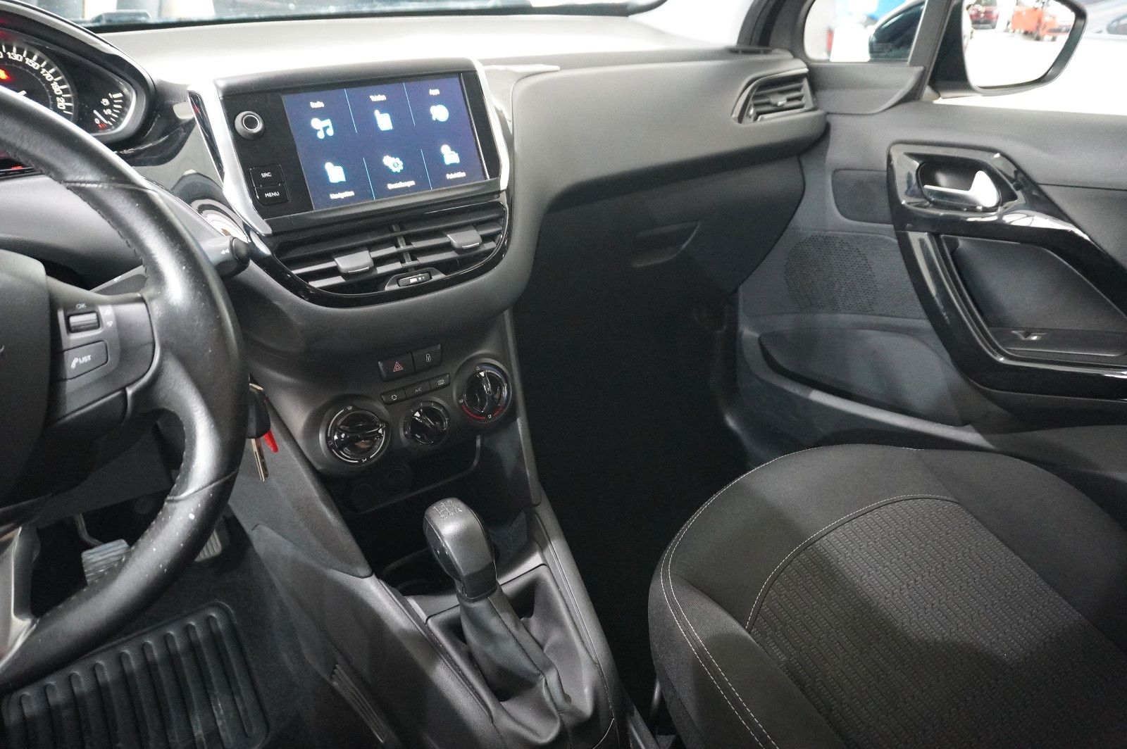Fahrzeugabbildung Peugeot 208 LIM. 1.2 ACTIVE NAVI/LED/KLIMA/SHZ/PDC/TEMP