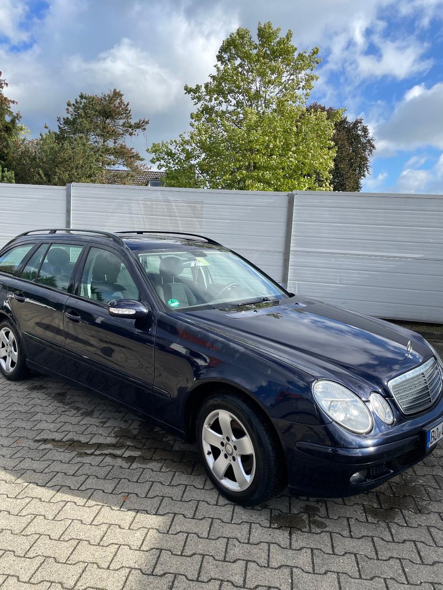Mercedes-Benz E220 2006 — вигляд ззаду