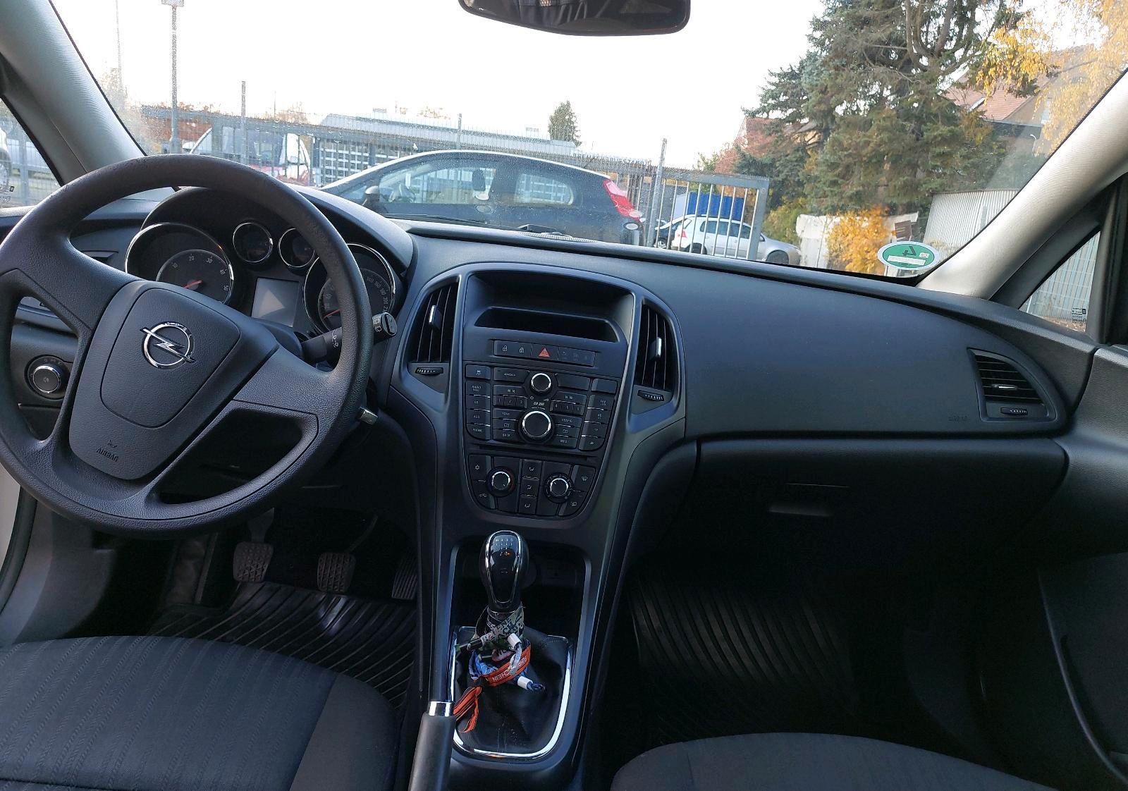 Opel Astra 2011 — photo 11