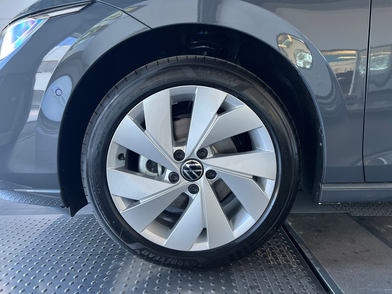 Fahrzeugabbildung Volkswagen Golf VIII Life 1.5 eTSI DSG *LED, ACC, Kamera, 1