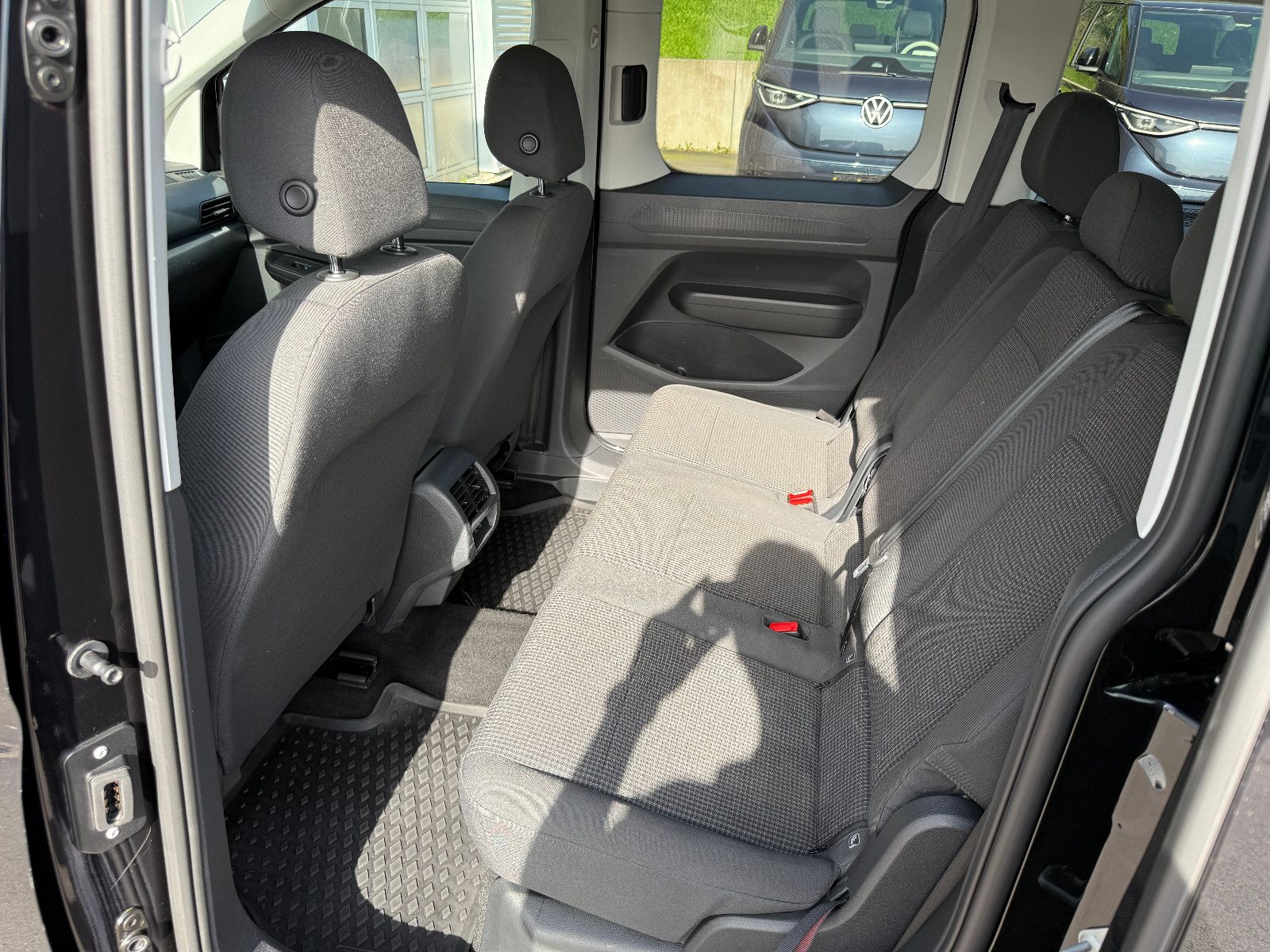 Fahrzeugabbildung Volkswagen Caddy 2.0 TDI DSG AHK DAB GRA Navi Kamera SHZ