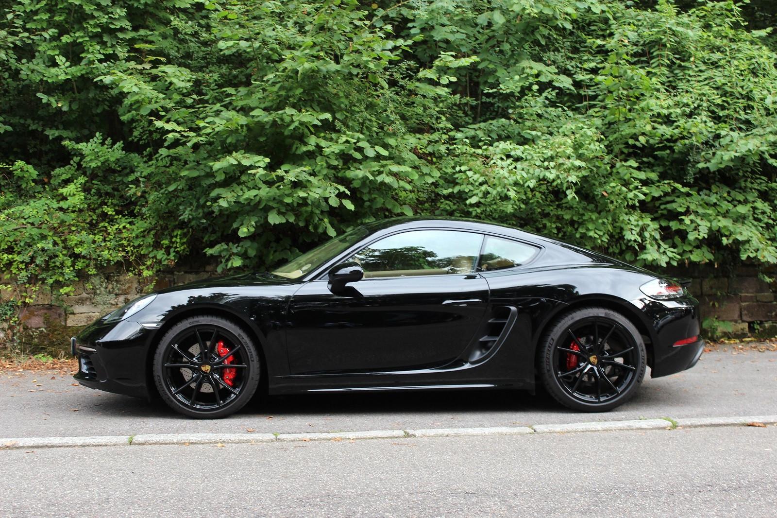 Porsche 718 Cayman S Schalter | Schwarz/Beige | Approved