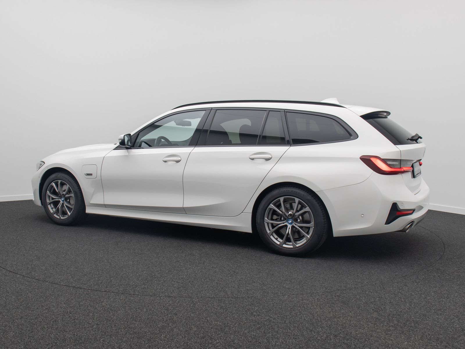 Fahrzeugabbildung BMW 330e Sport Line DAB Kamera Parkassistent Alarm