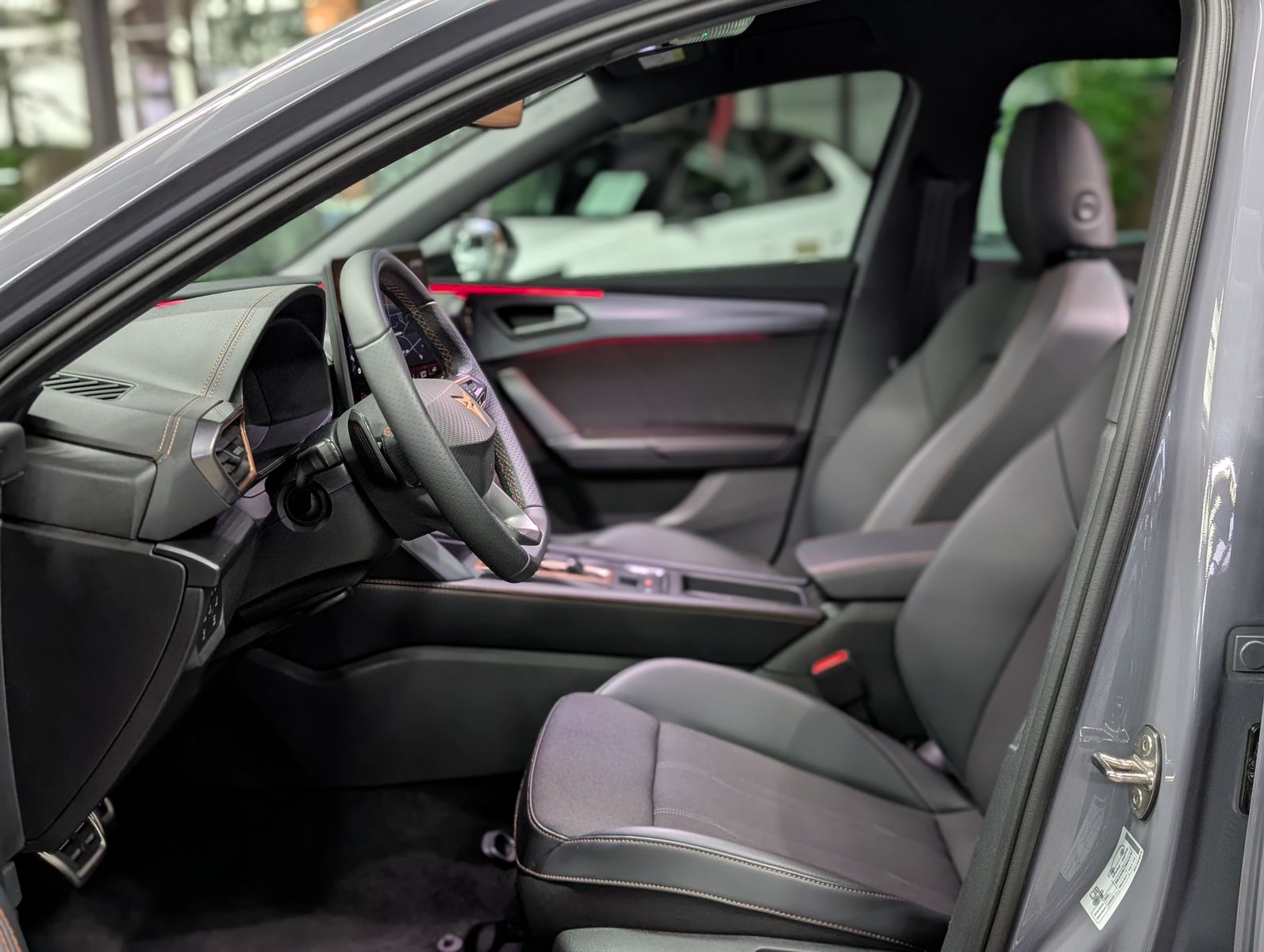 Fahrzeugabbildung CUPRA Leon 1.5 e-Hybrid PLUG-IN LED INTELIG-DRIVE EDGE