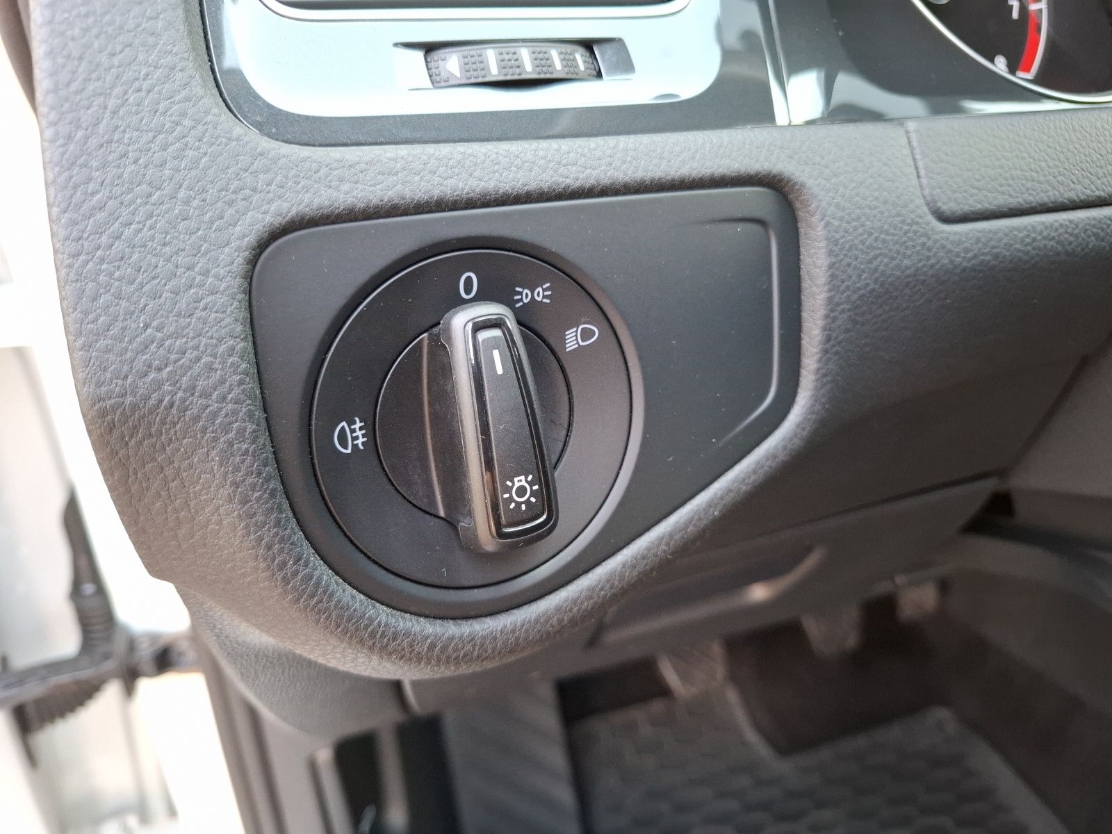 Fahrzeugabbildung Volkswagen Golf VII Variant TSI Trendline Navi PDC SH