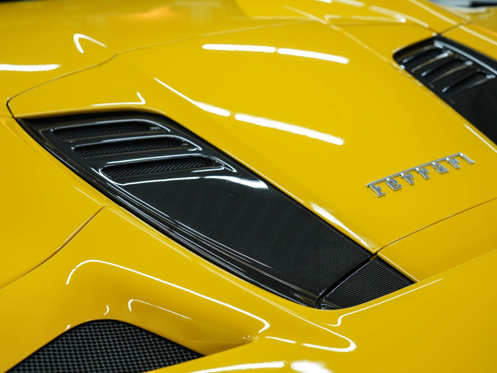 Fahrzeugabbildung Ferrari F8 Spider - Carbon! |Racing Sitze|JBL|BF-Display