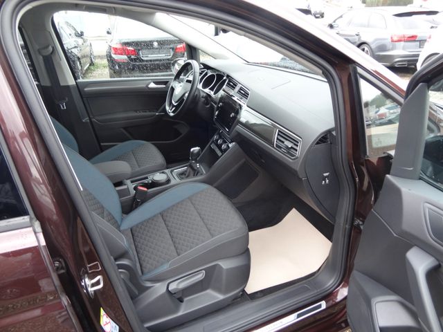 Fahrzeugabbildung Volkswagen Touran IQ.DRIVE/DSG/AHK/7-Sitzer/41.500Km/Kamera