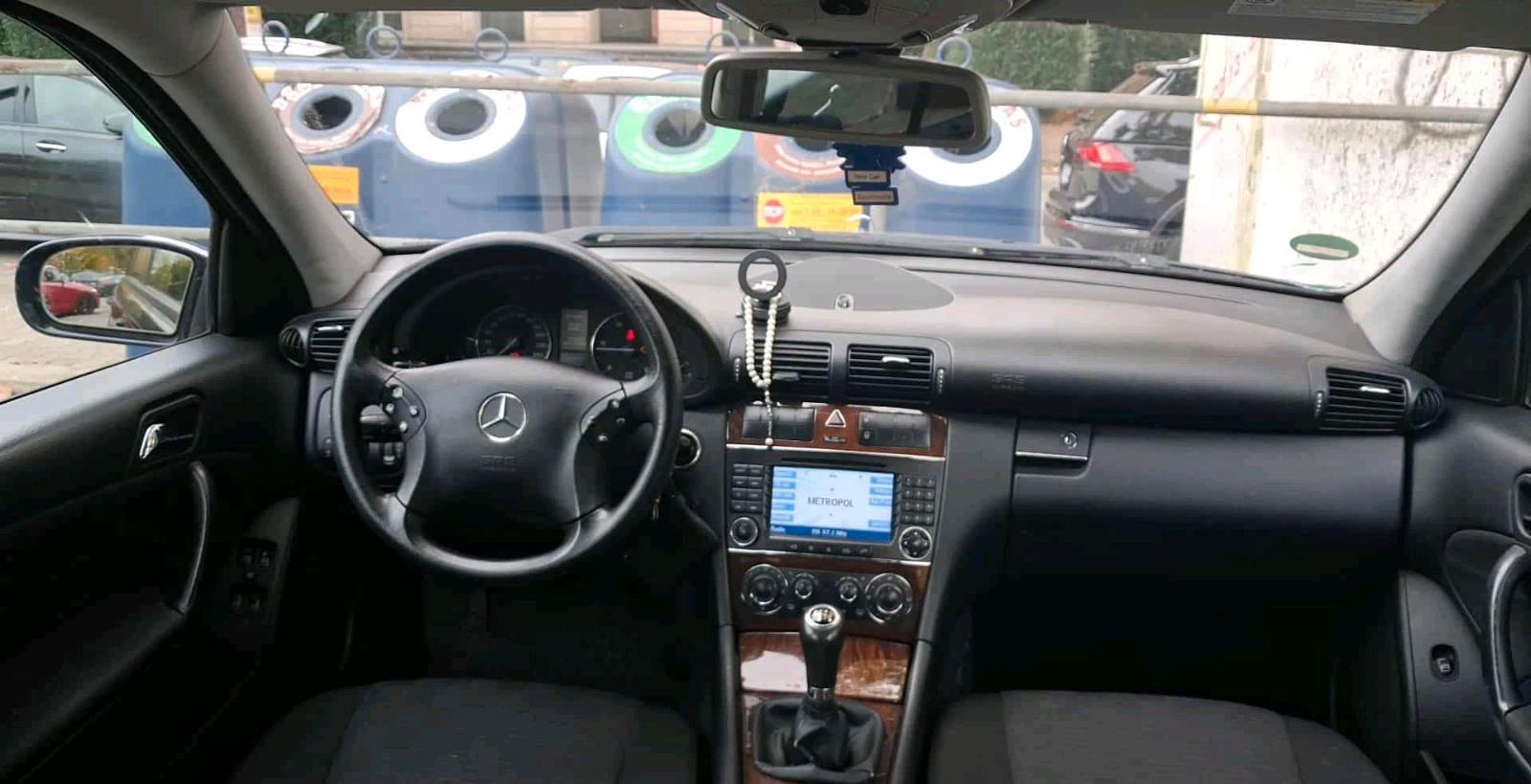 Mercedes-Benz C180 2006 — салон