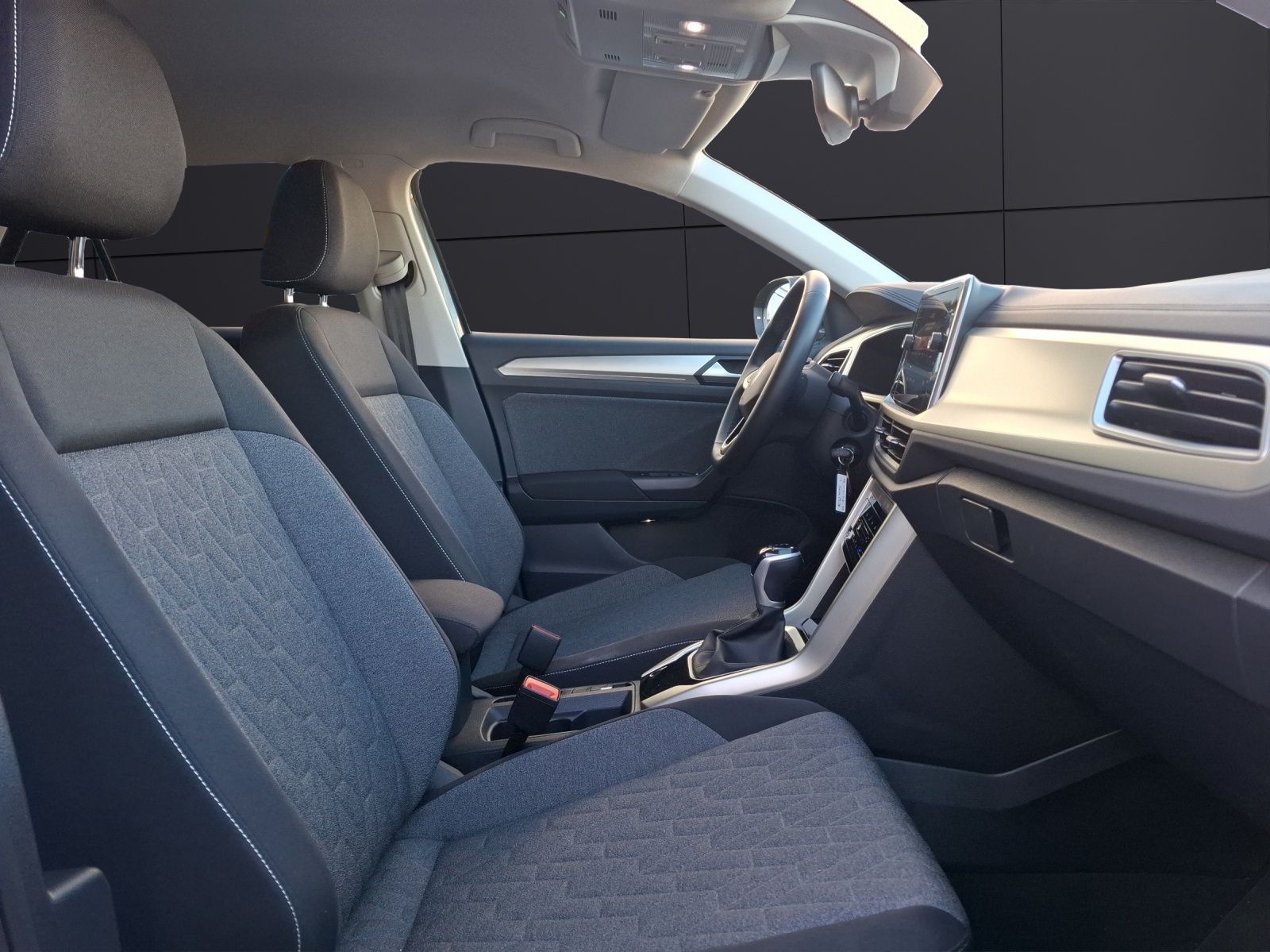 Fahrzeugabbildung Volkswagen T-Roc TSI Move DSG STH LED Navi AID RFK SH