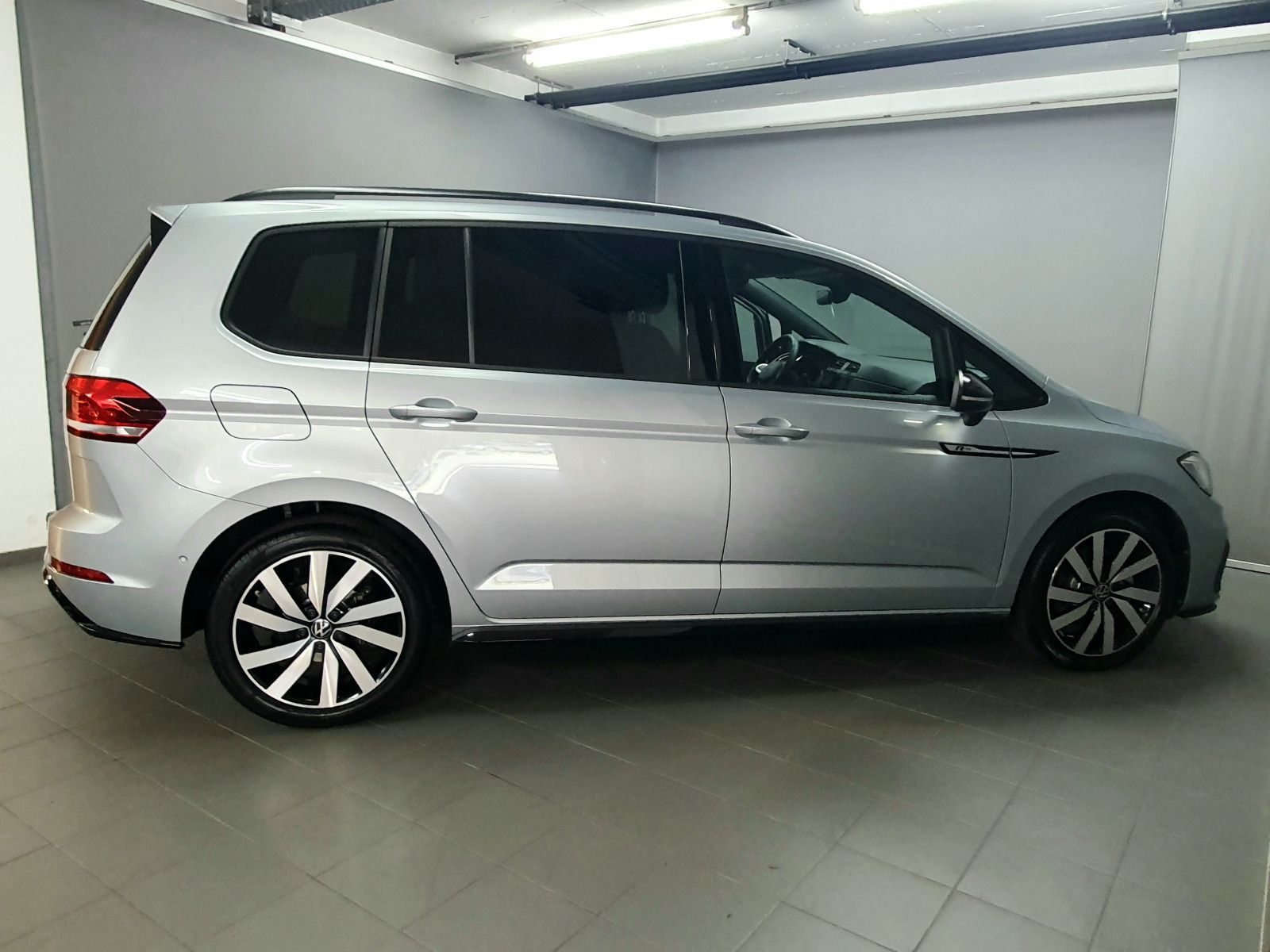 Volkswagen Touran 2.0TDI DSG R-Line 7-Sitz Standhz Pano AHK foto 3
