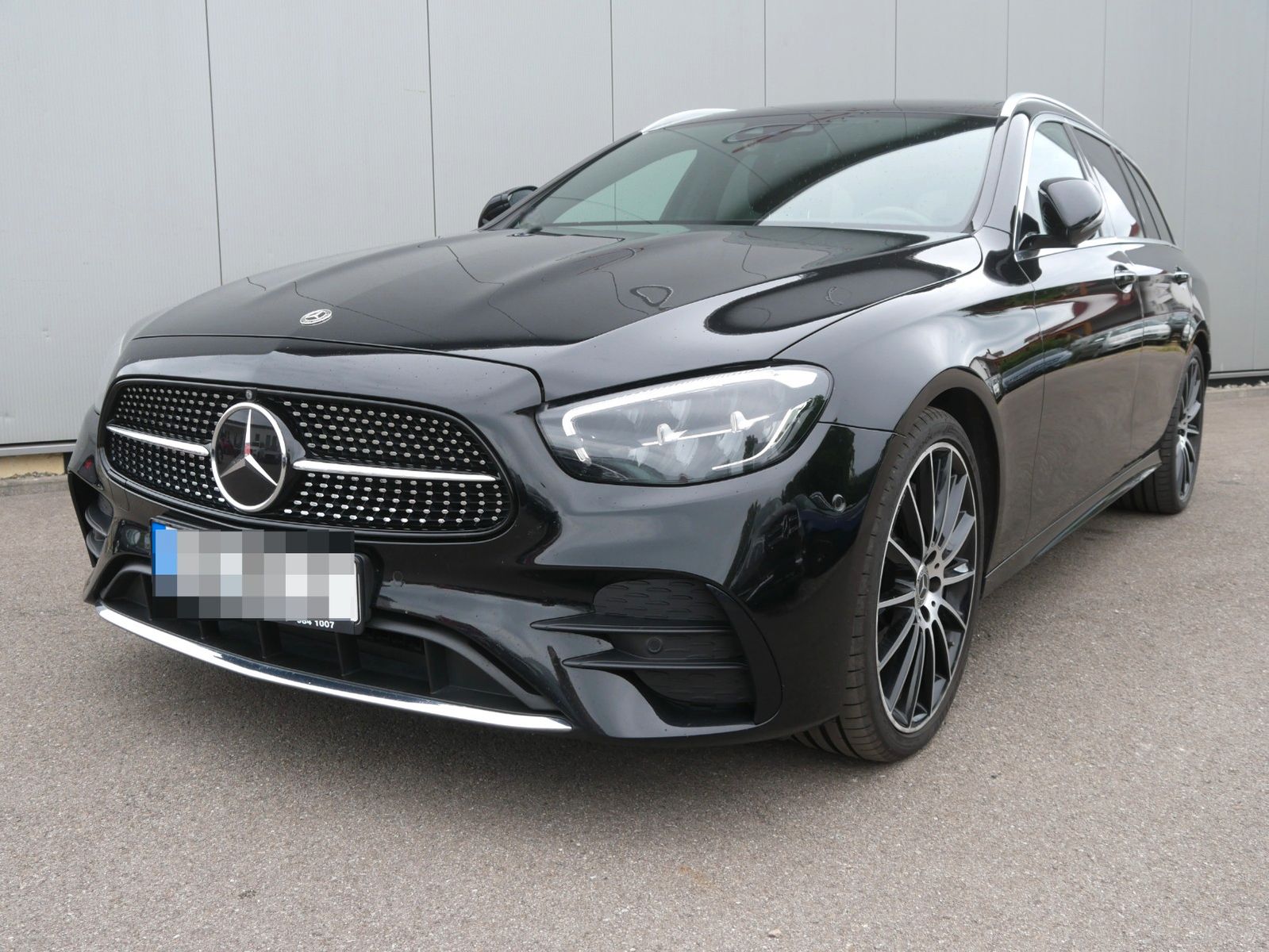 MERCEDES-BENZ E 400d T 4Matic AMG-Line DISTR/PANO/360/AHK/STHZ