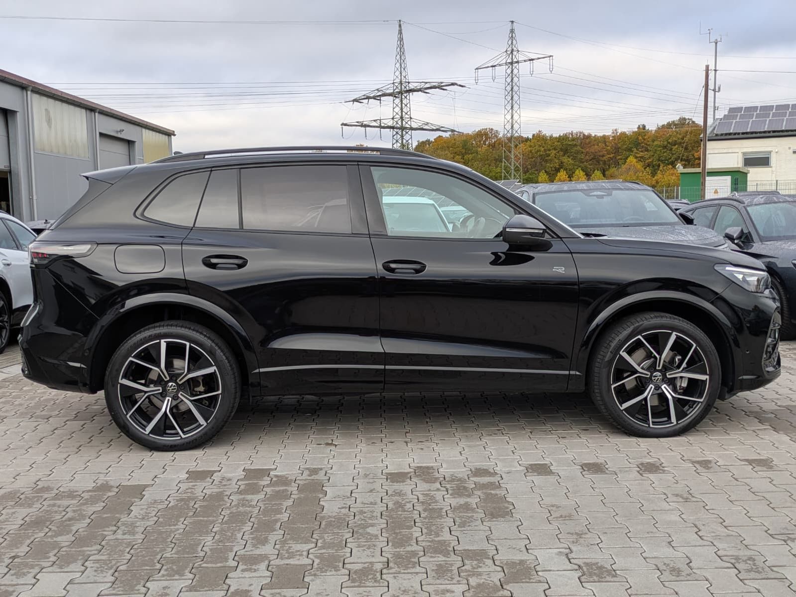 Fahrzeugabbildung Volkswagen Tiguan 2.0 TDI 4M R-Line PANO*H&K*AHK*MATRIX*20"