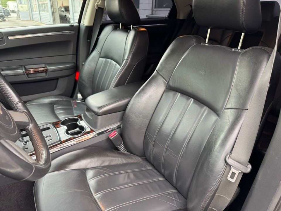 Fahrzeugabbildung Chrysler 300C 5.7 V8 Hemi 2 Hand Leder Navi 8 Fach